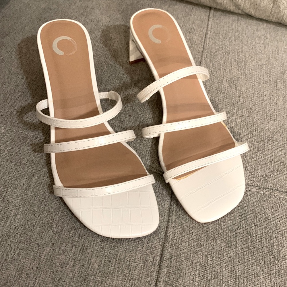 NWOT white strappy sandal